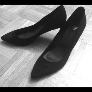 High-heels, black suede pointed-toe
